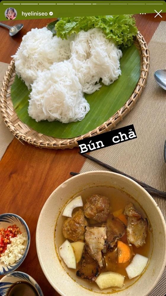 Ca sĩ Hyelin EXID thích thú mua sắm, ăn uống ở Nha Trang-2