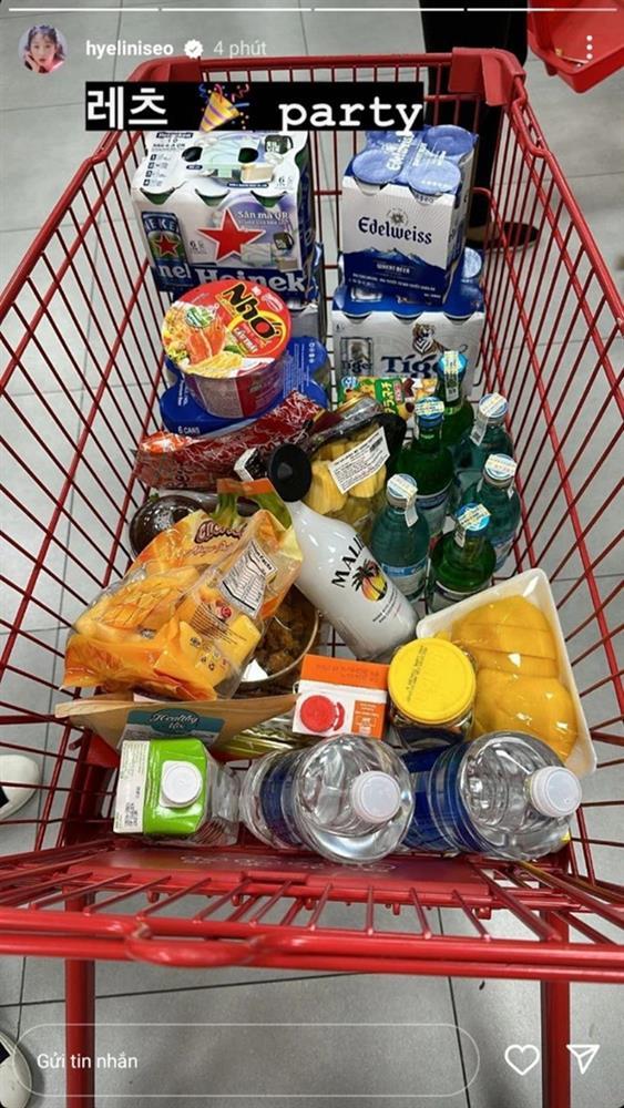 Ca sĩ Hyelin EXID thích thú mua sắm, ăn uống ở Nha Trang-5