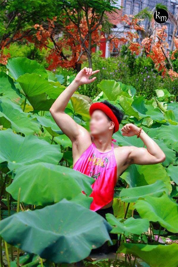 Đàn ông mặc yếm chụp ảnh với hoa sen - trò lố phản cảm gây chú ý-1