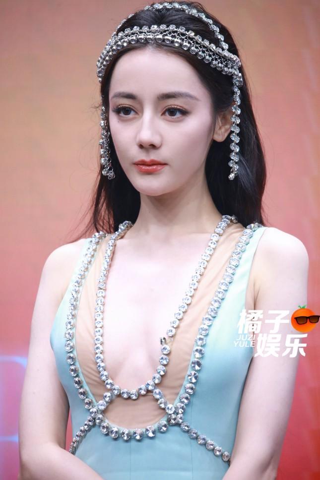 Địch Lệ Nhiệt Ba bị chê khi mặc hở bạo-3