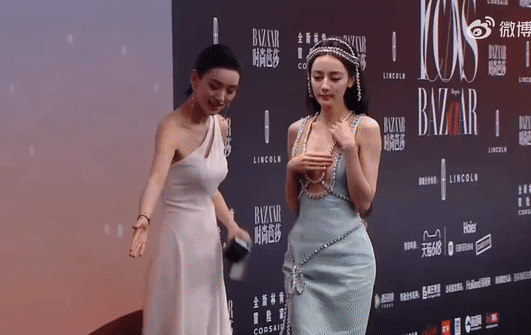 Địch Lệ Nhiệt Ba bị chê khi mặc hở bạo-1