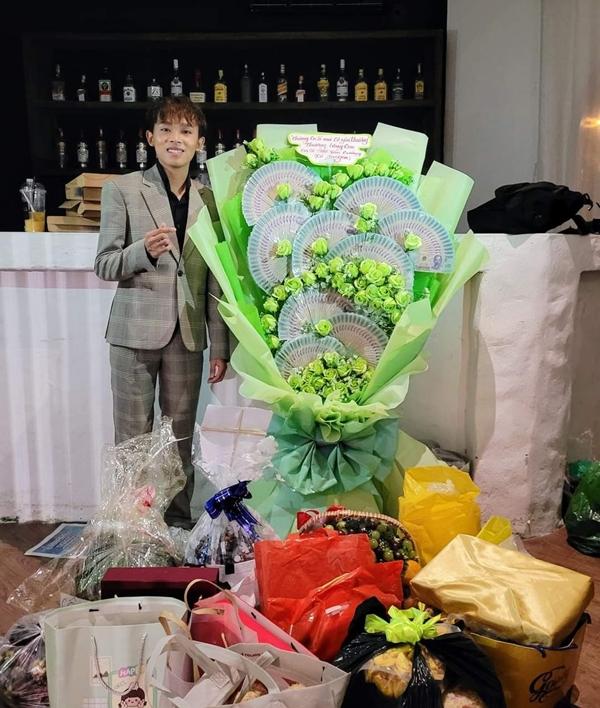 Bí mật sau những bó hoa tiền và cát-xê 200 triệu đồng của Hồ Văn Cường-2