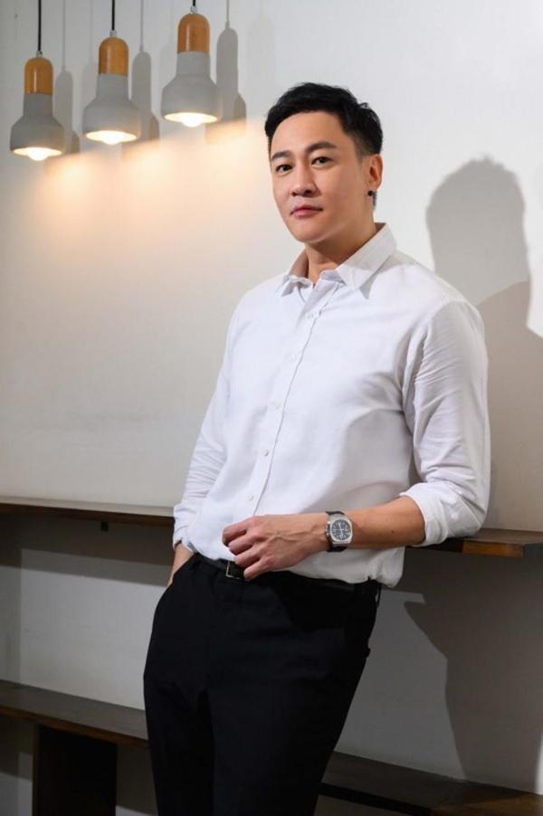 Lương Sơn Bá U50 vẫn trẻ trung bên bạn diễn nữ kém 12 tuổi-14