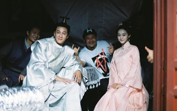 Lương Sơn Bá U50 vẫn trẻ trung bên bạn diễn nữ kém 12 tuổi-10