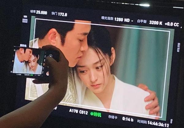 Lương Sơn Bá U50 vẫn trẻ trung bên bạn diễn nữ kém 12 tuổi-11