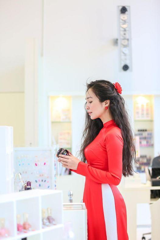 Quen mốt không phòng hộ, U50 Hiền Thục sang Nhật diện áo dài đẹp mê-1