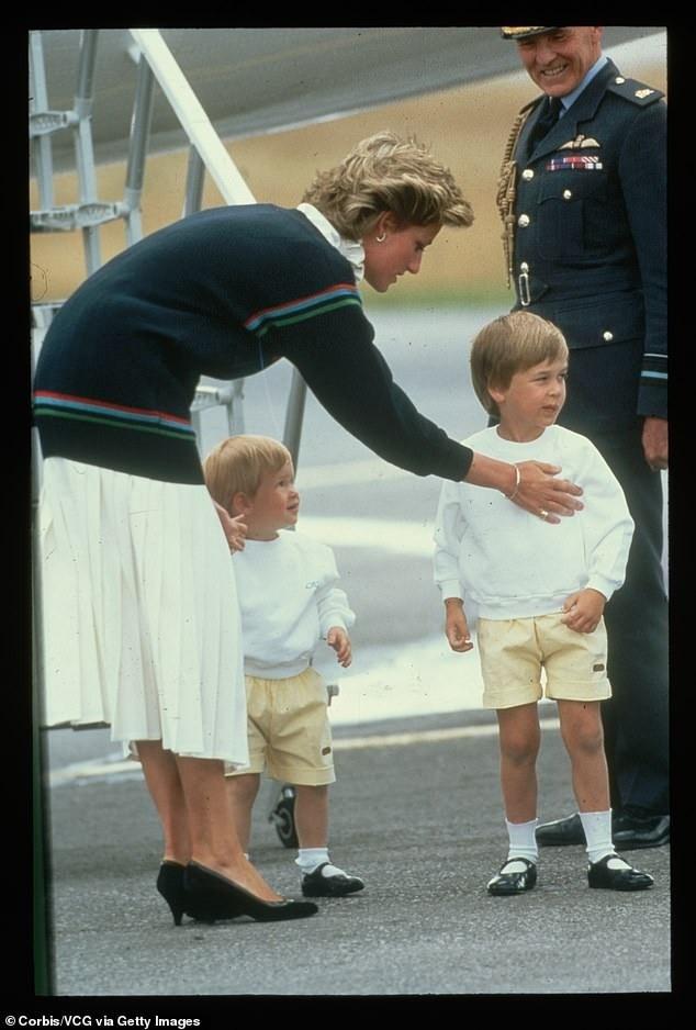 Cách Công nương Diana thể hiện tình yêu với William và Harry-10