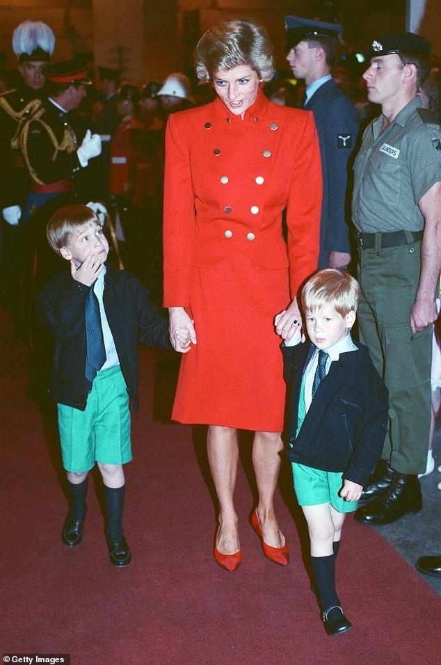 Cách Công nương Diana thể hiện tình yêu với William và Harry-7
