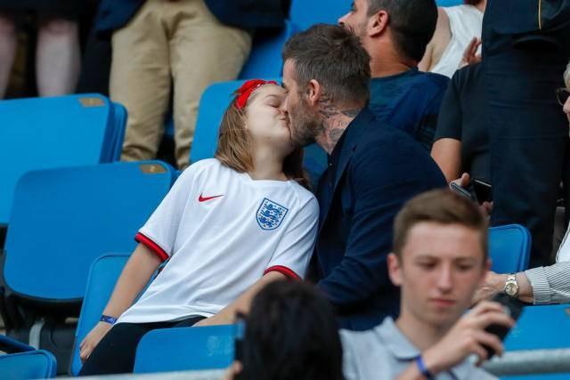 Bị chỉ trích vì hôn chạm môi con gái 11 tuổi, David Beckham đáp trả ai cũng câm nín-3