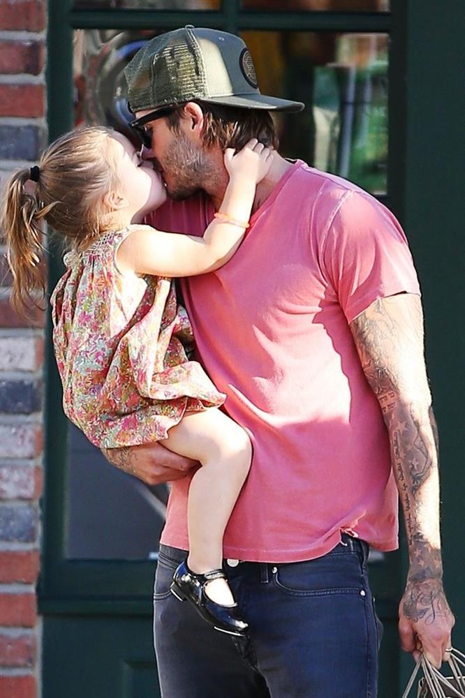 Bị chỉ trích vì hôn chạm môi con gái 11 tuổi, David Beckham đáp trả ai cũng câm nín-1