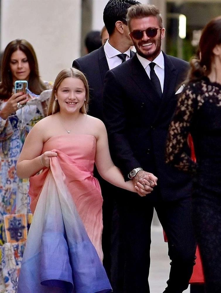 Bị chỉ trích vì hôn chạm môi con gái 11 tuổi, David Beckham đáp trả ai cũng câm nín-6