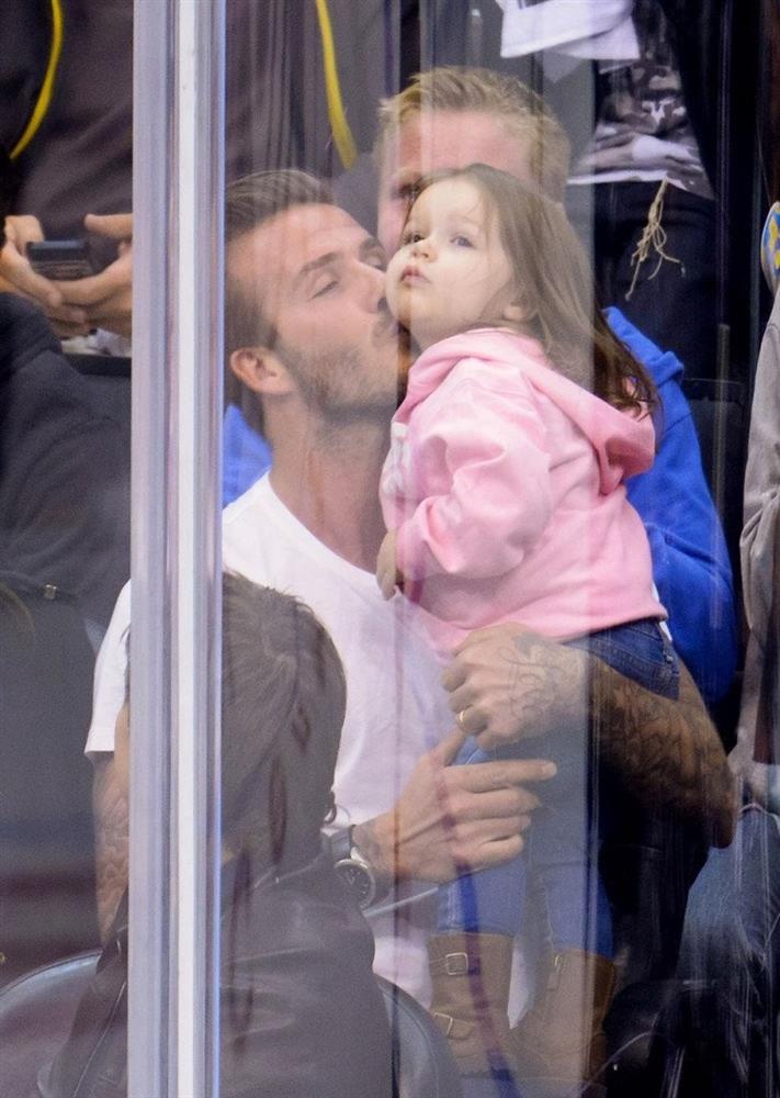 Bị chỉ trích vì hôn chạm môi con gái 11 tuổi, David Beckham đáp trả ai cũng câm nín-2