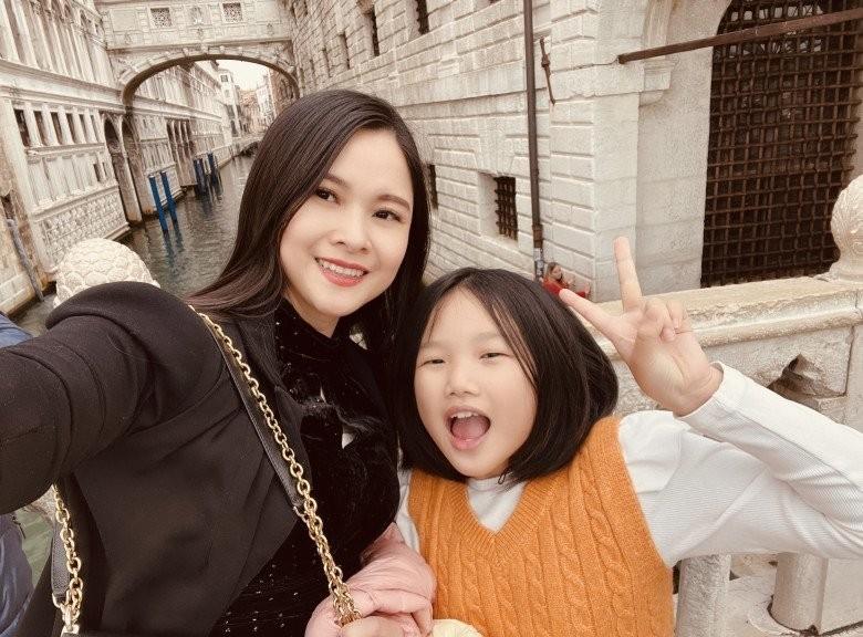 Con gái mắt híp của BTV Tài chính VTV thông thạo 4 ngoại ngữ, ra sách lúc 7 tuổi-7