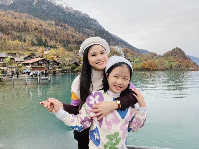 Con gái mắt híp của BTV Tài chính VTV thông thạo 4 ngoại ngữ, ra sách lúc 7 tuổi-8