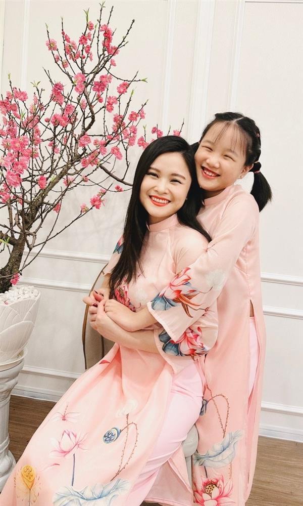 Con gái mắt híp của BTV Tài chính VTV thông thạo 4 ngoại ngữ, ra sách lúc 7 tuổi-10