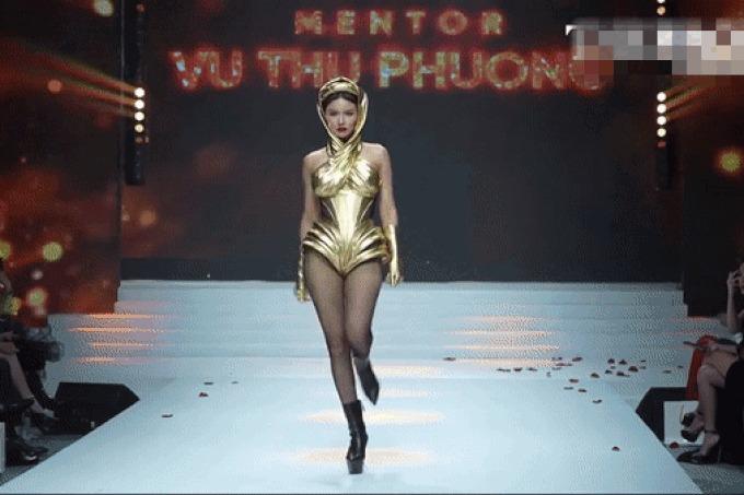 Vũ Thu Phương gây tranh cãi với màn catwalk mổ cò-1
