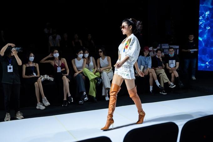 Vũ Thu Phương gây tranh cãi với màn catwalk mổ cò-3