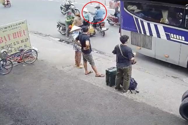 Bắt kẻ giật dây chuyền của người phụ nữ giữa chốn đông người ở TPHCM-2