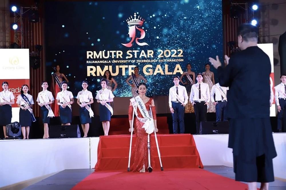 Thí sinh hoa hậu cụt chân trình diễn váy dạ hội gây chú ý-2