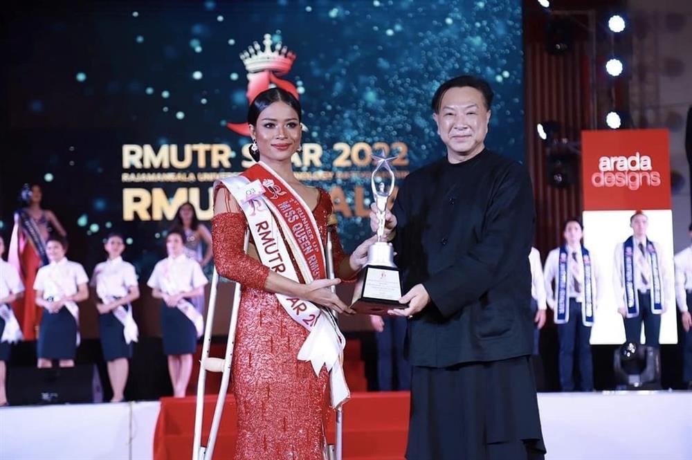 Thí sinh hoa hậu cụt chân trình diễn váy dạ hội gây chú ý-3