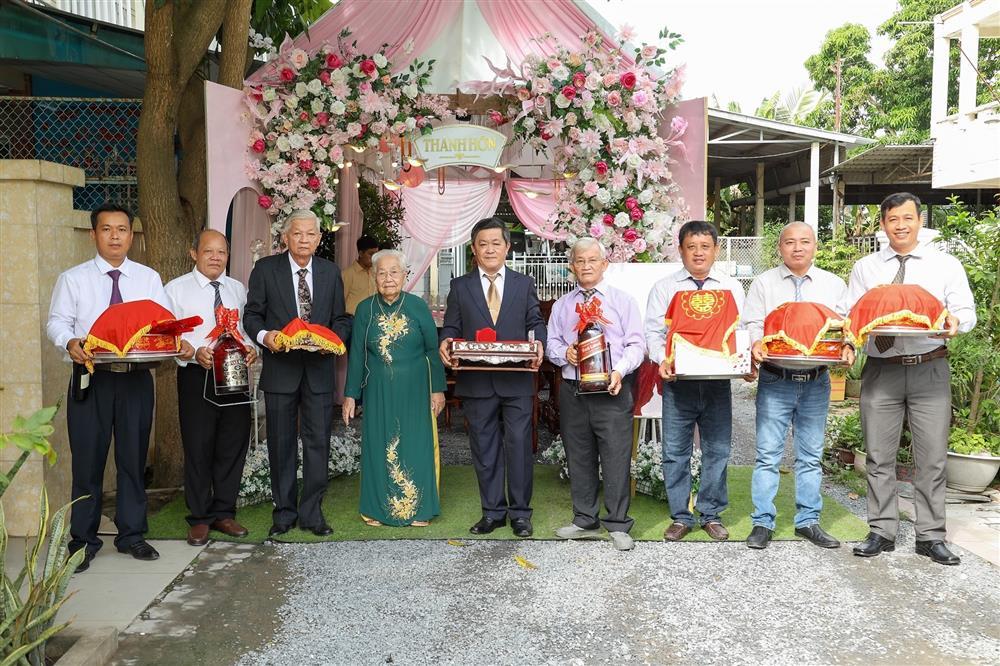 Cô dâu 61 tuổi khóc nghẹn ngày lấy chồng khi nhận quà từ ba mẹ-3