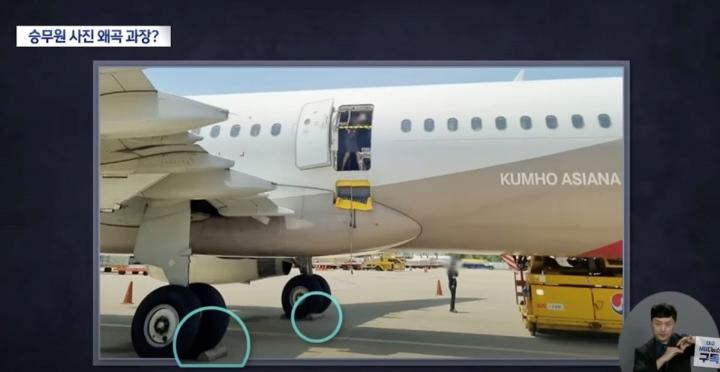 Sự thật ảnh tiếp viên hàng không lấy thân chắn cửa thoát hiểm giữa không trung-2