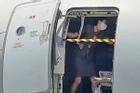Sự thật ảnh tiếp viên hàng không 'lấy thân chắn cửa thoát hiểm' giữa không trung