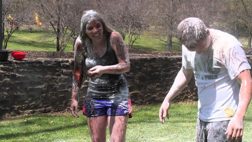 Cô dâu chú rể vui vẻ chịu trận bôi bẩn trước đám cưới-4