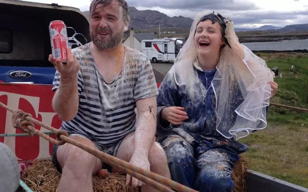 Cô dâu chú rể vui vẻ chịu trận bôi bẩn trước đám cưới-5