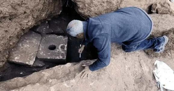 Khai quật nhà vệ sinh 2.700 năm tuổi có chiếc bồn cầu độc lạ-1