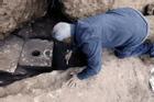 Khai quật nhà vệ sinh 2.700 năm tuổi có chiếc bồn cầu độc lạ