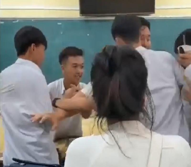 Học sinh ẩu đả trên lớp, cô chủ nhiệm bật khóc khi biết sự thật-1