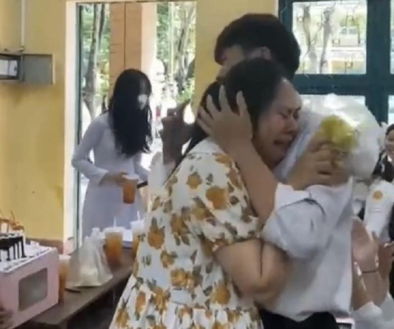 Học sinh ẩu đả trên lớp, cô chủ nhiệm bật khóc khi biết sự thật-2