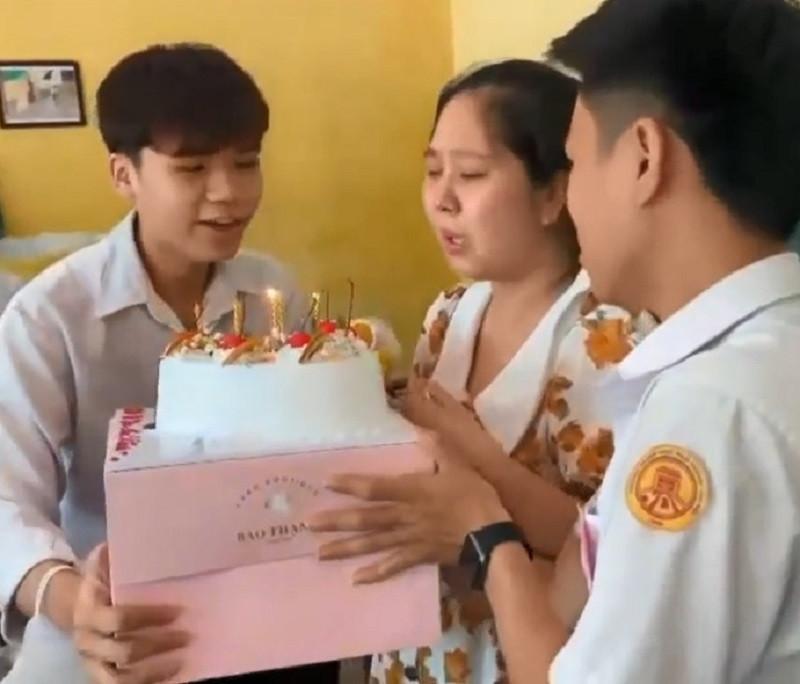 Học sinh ẩu đả trên lớp, cô chủ nhiệm bật khóc khi biết sự thật-3