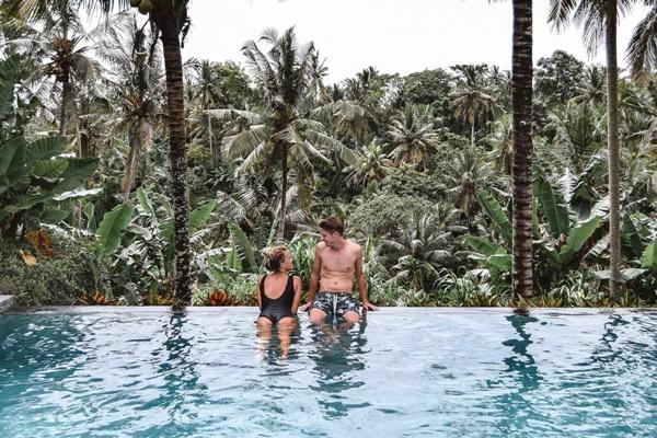 Trả giá đắt vì vô tư chụp ảnh thiếu vải ở hòn đảo thiên đường-1