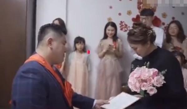 Ép chú rể đọc danh sách dài lời thề nguyện, cô dâu sốc trước phản ứng anh ta-1