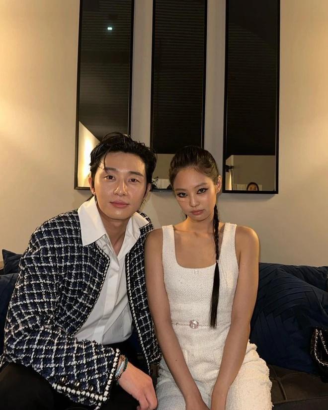 Jennie lại chung hình với Park Seo Joon khiến dân tình đứng ngồi không yên-4