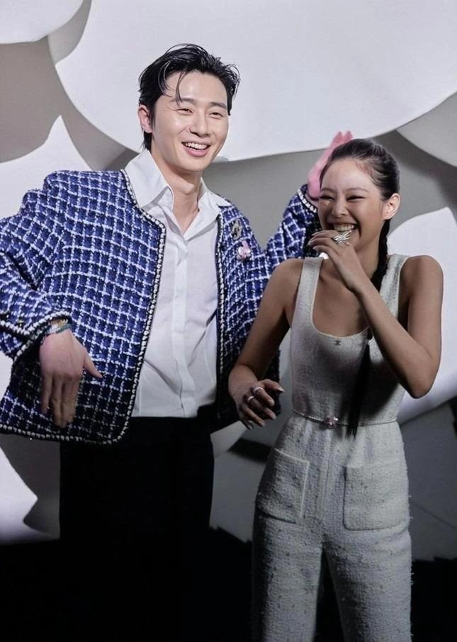 Jennie lại chung hình với Park Seo Joon khiến dân tình đứng ngồi không yên-5