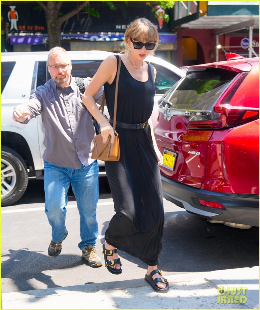 Taylor Swift xinh đẹp ra phố sau khi có bạn trai mới-1