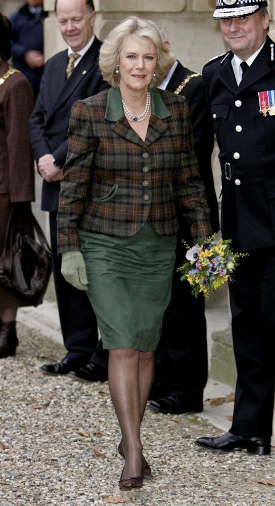 Ngoại hình Hoàng hậu Camilla trong hơn 4 thập kỷ qua-15
