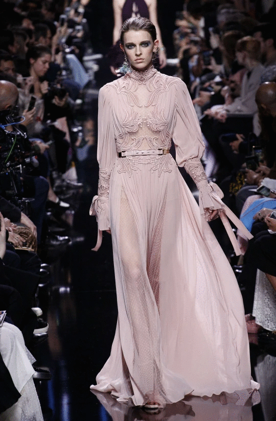 Vương phi Kate lên đồ đi ăn cưới, sửa váy hiệu đẹp hơn mẫu, không dìm hàng cô dâu-4