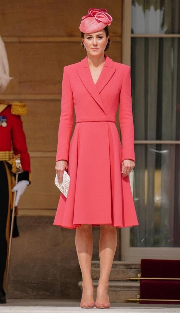 Vương phi Kate lên đồ đi ăn cưới, sửa váy hiệu đẹp hơn mẫu, không dìm hàng cô dâu-7