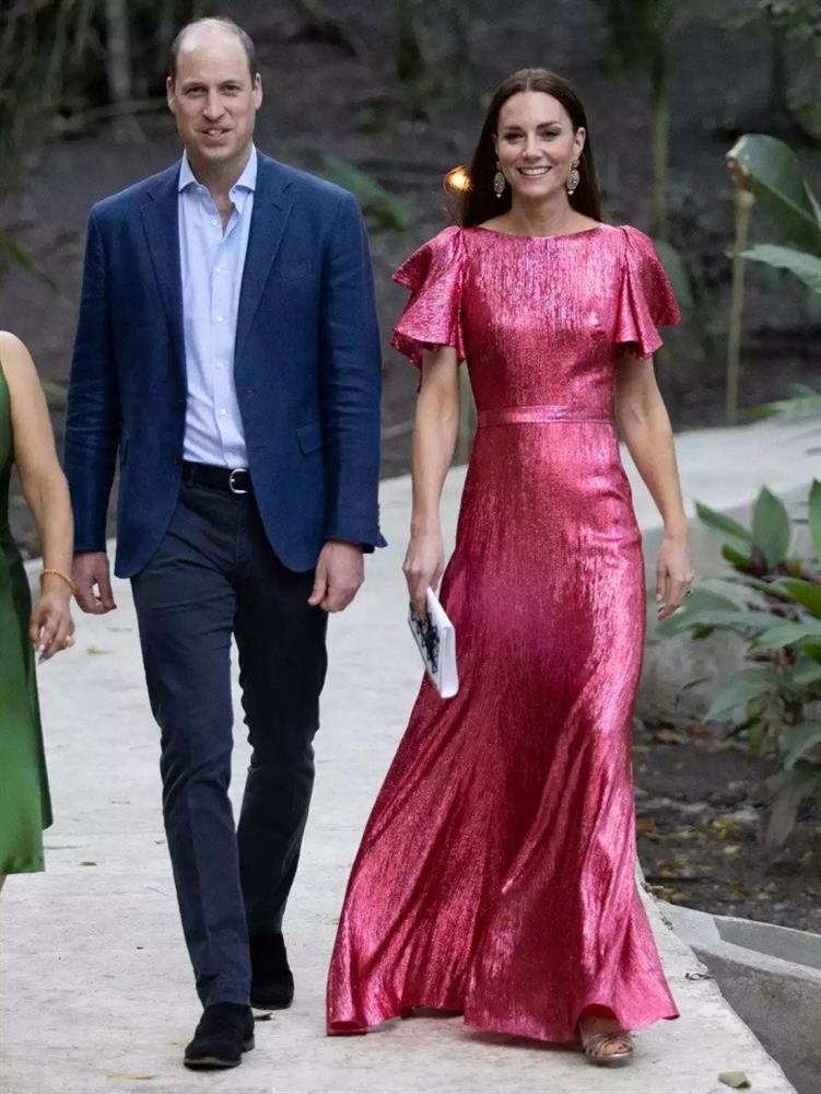 Vương phi Kate lên đồ đi ăn cưới, sửa váy hiệu đẹp hơn mẫu, không dìm hàng cô dâu-9
