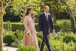 Vương phi Kate lên đồ đi ăn cưới, sửa váy hiệu đẹp hơn mẫu, không dìm hàng cô dâu