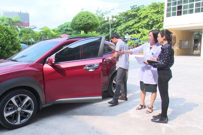 3 bố con ở Hải Phòng ngủ trong ô tô trốn mất điện, con gái tử vong-1