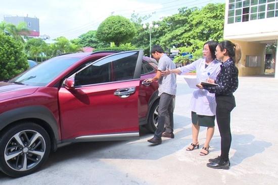 3 bố con ở Hải Phòng ngủ trong ô tô trốn mất điện, con gái tử vong