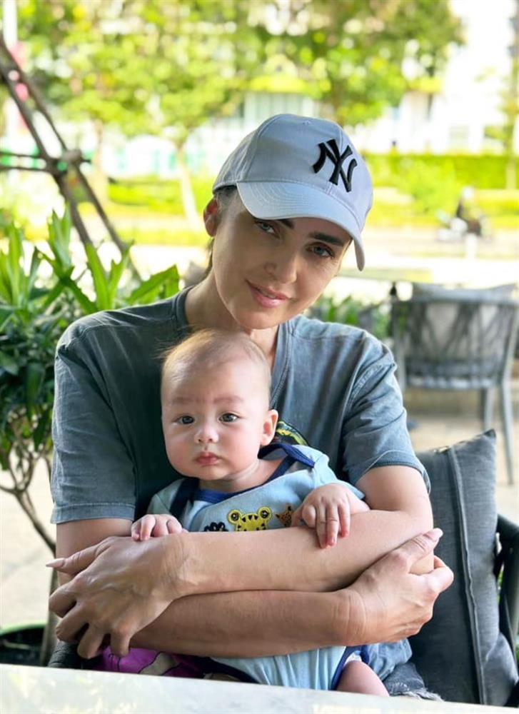 Con trai lai Tây của Bùi Tiến Dũng được khen đẹp nhất nhà, mắt xanh mũi cao khó ai bì-6