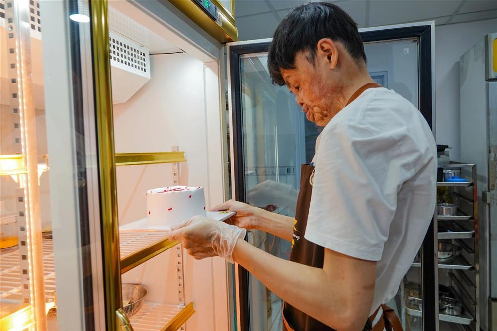 Chàng trai cháy cả gương mặt mở tiệm bánh bán... tình yêu-7