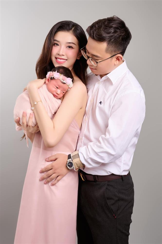 Á hậu Thúy An lần đầu khoe con gái-1