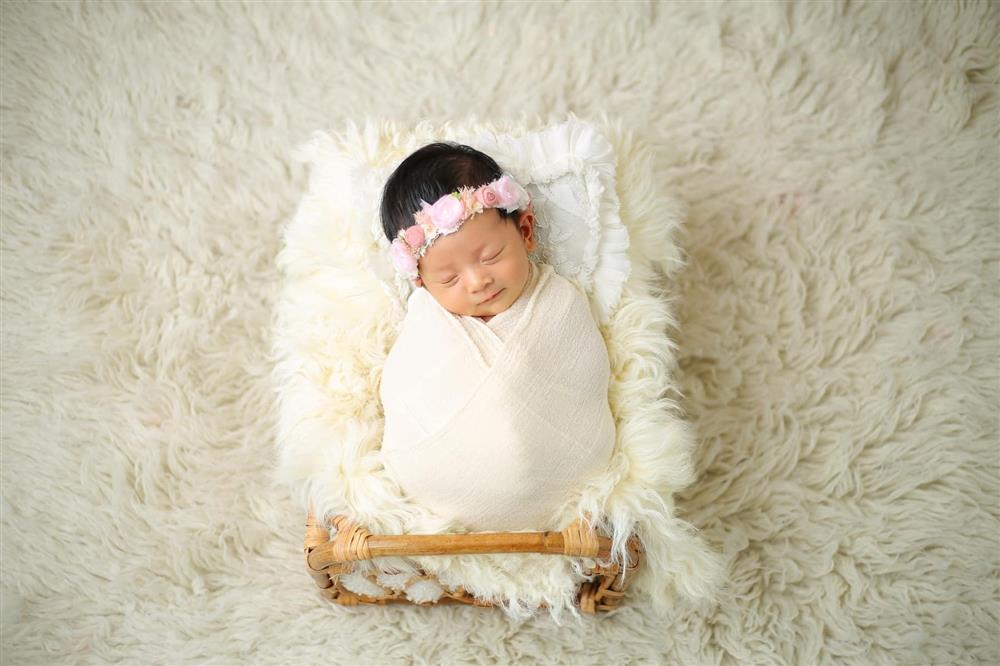 Á hậu Thúy An lần đầu khoe con gái-3